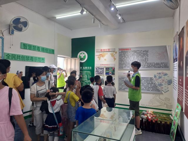 三鄉(xiāng)鎮(zhèn)開展“拒絕毒品，你我同行“禁毒教育基地參觀活動照片1.jpg