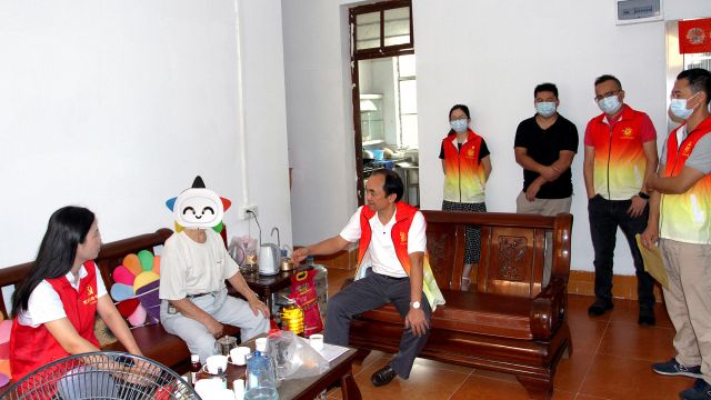 210929-【黨建+公益】彰顯體彩責(zé)任擔(dān)當(dāng) 貼心慰問送溫暖 中山體彩國慶節(jié)前慰問幫扶夏洋社區(qū)困難群