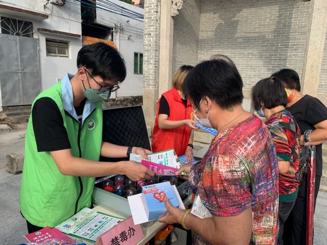 三鄉(xiāng)鎮(zhèn)開展“宣傳禁毒進(jìn)小家，‘無毒’社區(qū)靠大家”活動照片3.jpg
