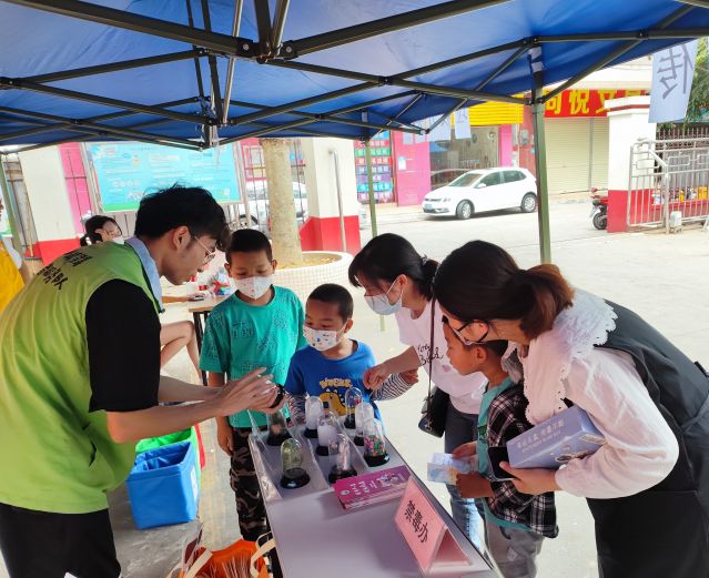 三鄉(xiāng)鎮(zhèn)開展“親子游園樂融融，大手小手齊禁毒“宣傳活動(dòng)圖片3.jpg